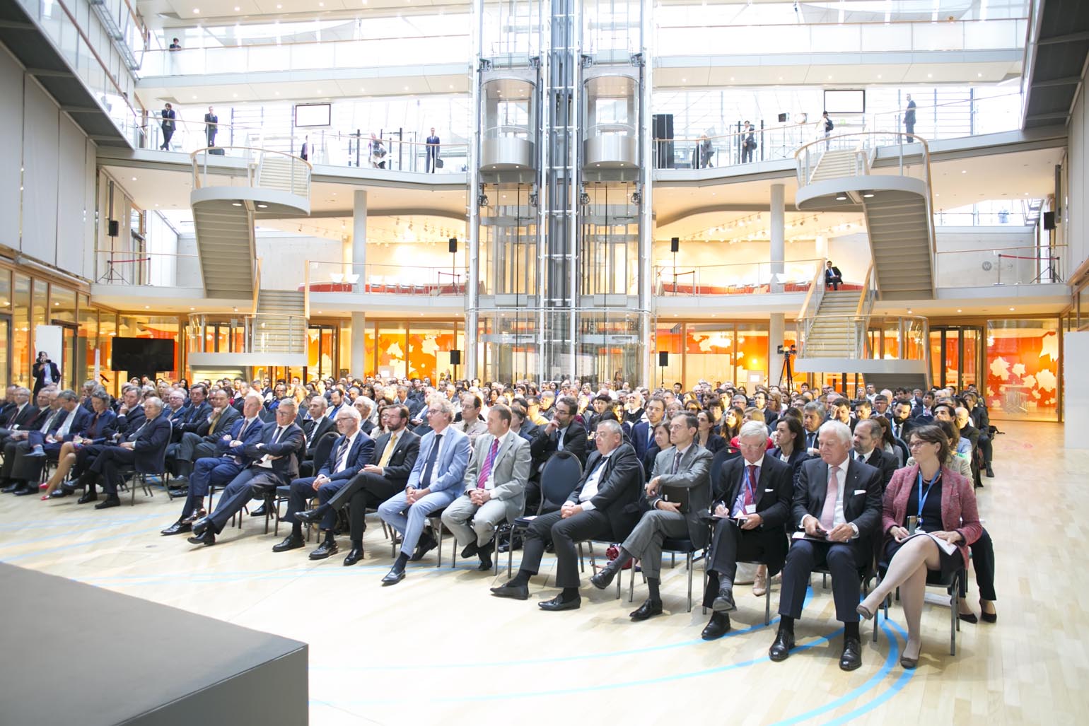 Recovering from the crisis : Macroeconomic versus Real economy and social dimensions